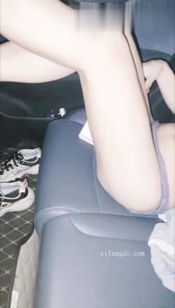 淫妻福利，91大神圈养极品骚婊，反差眼镜母狗【小懒猫】各种公共场所露出自慰3P调教 截图2