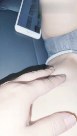 淫妻福利，91大神圈养极品骚婊，反差眼镜母狗【小懒猫】各种公共场所露出自慰3P调教 截图4