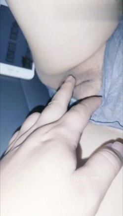 淫妻福利，91大神圈养极品骚婊，反差眼镜母狗【小懒猫】各种公共场所露出自慰3P调教 截图6