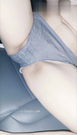 淫妻福利，91大神圈养极品骚婊，反差眼镜母狗【小懒猫】各种公共场所露出自慰3P调教 截图7