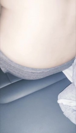 淫妻福利，91大神圈养极品骚婊，反差眼镜母狗【小懒猫】各种公共场所露出自慰3P调教 截图14