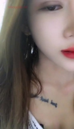 净身高168CM的大长腿甜美女神主播，在自己家里勾引睡觉的男友，打一炮内射还不过瘾，自慰白浆溢出，人美声音也甜美 截图1