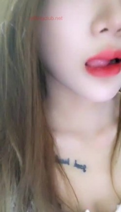 净身高168CM的大长腿甜美女神主播，在自己家里勾引睡觉的男友，打一炮内射还不过瘾，自慰白浆溢出，人美声音也甜美 截图3