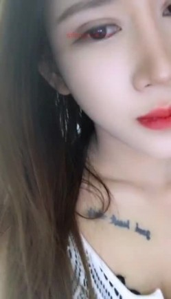 净身高168CM的大长腿甜美女神主播，在自己家里勾引睡觉的男友，打一炮内射还不过瘾，自慰白浆溢出，人美声音也甜美 截图5