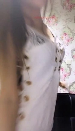 净身高168CM的大长腿甜美女神主播，在自己家里勾引睡觉的男友，打一炮内射还不过瘾，自慰白浆溢出，人美声音也甜美 截图6