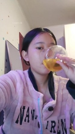 重磅！女神连素颜都美到炸~【鱼妈】自慰狂喷水！无限狂喷~ 这逼又肥又粉，水龙头！ 截图4