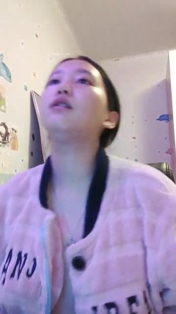 重磅！女神连素颜都美到炸~【鱼妈】自慰狂喷水！无限狂喷~ 这逼又肥又粉，水龙头！ 截图6
