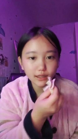 重磅！女神连素颜都美到炸~【鱼妈】自慰狂喷水！无限狂喷~ 这逼又肥又粉，水龙头！ 截图7