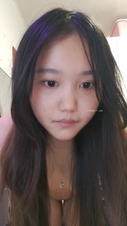 重磅！女神连素颜都美到炸~【鱼妈】自慰狂喷水！无限狂喷~ 这逼又肥又粉，水龙头！ 截图16