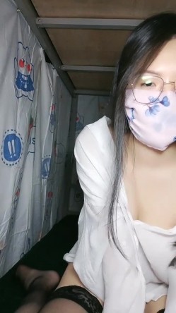 河北廊坊01年大学生【01粉粉】宿舍里偷偷直播 全裸发骚抠逼 ！~越来越多的学生妹下海了，大饱眼福了 截图9