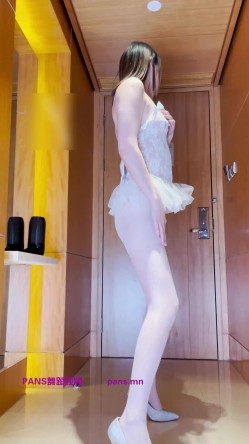 《最新顶流重磅》高人气PANS极品反差小姐姐【淘淘】高端定制~白丝黑丝多套情趣制服露点摇摆挑逗 截图7