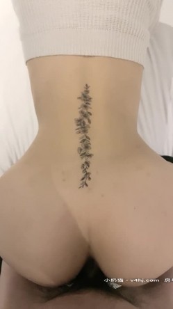 【专门操妹妹】边无套后入抽插漂亮身材妹妹 边和女网友视频聊天 看的女网友都摸乳自慰起来 太会玩了 高清源码录制 截图3