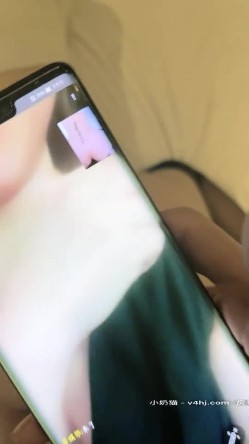 【专门操妹妹】边无套后入抽插漂亮身材妹妹 边和女网友视频聊天 看的女网友都摸乳自慰起来 太会玩了 高清源码录制 截图4