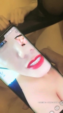 【专门操妹妹】边无套后入抽插漂亮身材妹妹 边和女网友视频聊天 看的女网友都摸乳自慰起来 太会玩了 高清源码录制 截图8