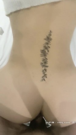 【专门操妹妹】边无套后入抽插漂亮身材妹妹 边和女网友视频聊天 看的女网友都摸乳自慰起来 太会玩了 高清源码录制 截图16