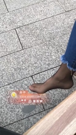 难得一见的清纯又骚气的反差婊，各种场合调教她，玩各种轻度SM 美腿丝袜足交等 截图1