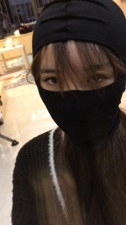 难得一见的清纯又骚气的反差婊，各种场合调教她，玩各种轻度SM 美腿丝袜足交等 截图3