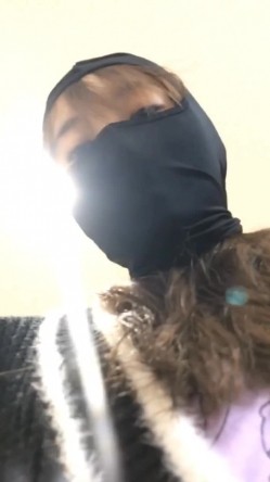 难得一见的清纯又骚气的反差婊，各种场合调教她，玩各种轻度SM 美腿丝袜足交等 截图4