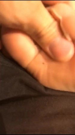 难得一见的清纯又骚气的反差婊，各种场合调教她，玩各种轻度SM 美腿丝袜足交等 截图11