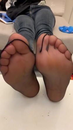 难得一见的清纯又骚气的反差婊，各种场合调教她，玩各种轻度SM 美腿丝袜足交等 截图16