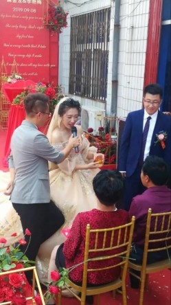 新娘子伴娘高清走光系列--新娘子弯腰喊妈的时候罩杯分离看到小葡萄 截图1