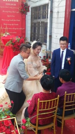 新娘子伴娘高清走光系列--新娘子弯腰喊妈的时候罩杯分离看到小葡萄 截图2