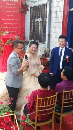 新娘子伴娘高清走光系列--新娘子弯腰喊妈的时候罩杯分离看到小葡萄 截图3