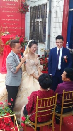 新娘子伴娘高清走光系列--新娘子弯腰喊妈的时候罩杯分离看到小葡萄 截图4