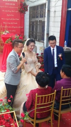 新娘子伴娘高清走光系列--新娘子弯腰喊妈的时候罩杯分离看到小葡萄 截图5