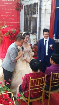 新娘子伴娘高清走光系列--新娘子弯腰喊妈的时候罩杯分离看到小葡萄 截图6