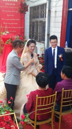 新娘子伴娘高清走光系列--新娘子弯腰喊妈的时候罩杯分离看到小葡萄 截图8