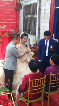 新娘子伴娘高清走光系列--新娘子弯腰喊妈的时候罩杯分离看到小葡萄 截图9