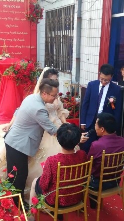 新娘子伴娘高清走光系列--新娘子弯腰喊妈的时候罩杯分离看到小葡萄 截图10