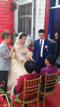 新娘子伴娘高清走光系列--新娘子弯腰喊妈的时候罩杯分离看到小葡萄 截图11