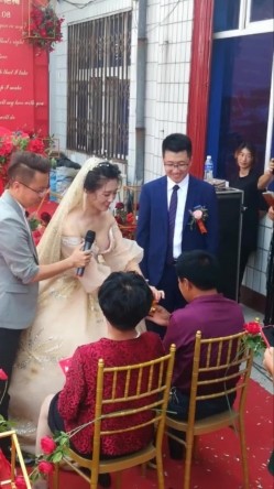 新娘子伴娘高清走光系列--新娘子弯腰喊妈的时候罩杯分离看到小葡萄 截图12