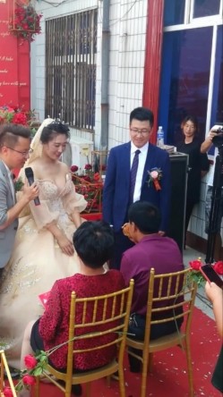 新娘子伴娘高清走光系列--新娘子弯腰喊妈的时候罩杯分离看到小葡萄 截图14