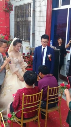 新娘子伴娘高清走光系列--新娘子弯腰喊妈的时候罩杯分离看到小葡萄 截图15