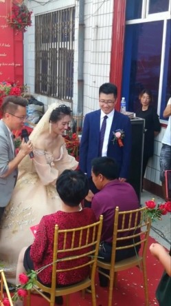 新娘子伴娘高清走光系列--新娘子弯腰喊妈的时候罩杯分离看到小葡萄 截图16