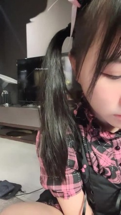 【京鱼儿】19岁童颜巨乳 女仆学生制服 道具自慰 流白浆 ！高人气19岁学生妹 白皙大奶！！ 截图1