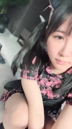 【京鱼儿】19岁童颜巨乳 女仆学生制服 道具自慰 流白浆 ！高人气19岁学生妹 白皙大奶！！ 截图2