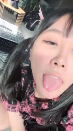 【京鱼儿】19岁童颜巨乳 女仆学生制服 道具自慰 流白浆 ！高人气19岁学生妹 白皙大奶！！ 截图3