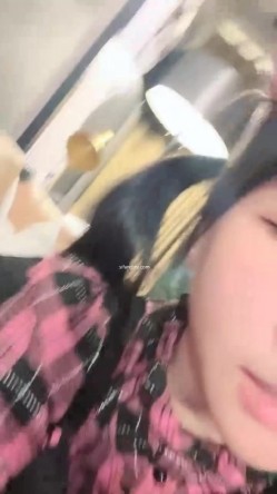 【京鱼儿】19岁童颜巨乳 女仆学生制服 道具自慰 流白浆 ！高人气19岁学生妹 白皙大奶！！ 截图4