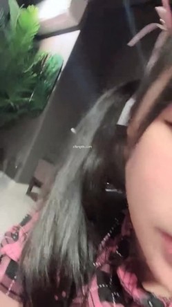 【京鱼儿】19岁童颜巨乳 女仆学生制服 道具自慰 流白浆 ！高人气19岁学生妹 白皙大奶！！ 截图5
