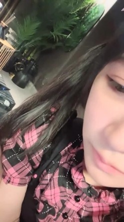 【京鱼儿】19岁童颜巨乳 女仆学生制服 道具自慰 流白浆 ！高人气19岁学生妹 白皙大奶！！ 截图6
