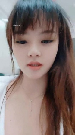 刺激野外~【成都00年大胸妹】深夜户外~火车~全裸~道具自慰~真实刺激，路人看到都惊呆了~！ 截图2