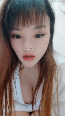 刺激野外~【成都00年大胸妹】深夜户外~火车~全裸~道具自慰~真实刺激，路人看到都惊呆了~！ 截图6
