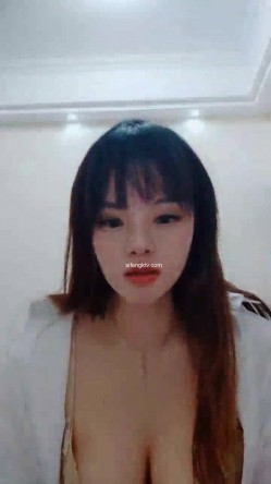 刺激野外~【成都00年大胸妹】深夜户外~火车~全裸~道具自慰~真实刺激，路人看到都惊呆了~！ 截图8