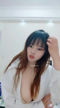 刺激野外~【成都00年大胸妹】深夜户外~火车~全裸~道具自慰~真实刺激，路人看到都惊呆了~！ 截图9