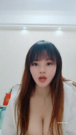 刺激野外~【成都00年大胸妹】深夜户外~火车~全裸~道具自慰~真实刺激，路人看到都惊呆了~！ 截图14