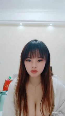 刺激野外~【成都00年大胸妹】深夜户外~火车~全裸~道具自慰~真实刺激，路人看到都惊呆了~！ 截图15